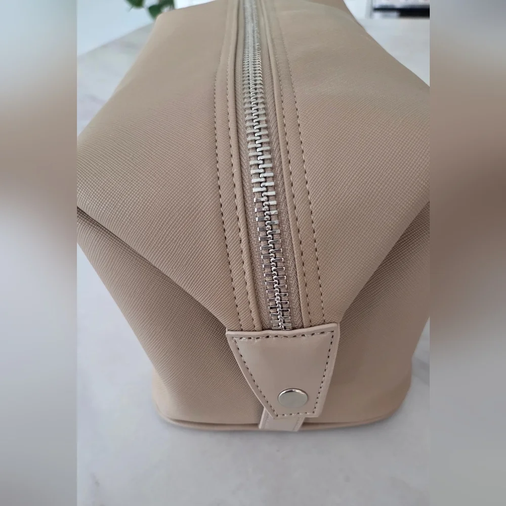 Bonvoy Large‎ Weekend Toiletry Bag Beige Travel Luggage NWOT